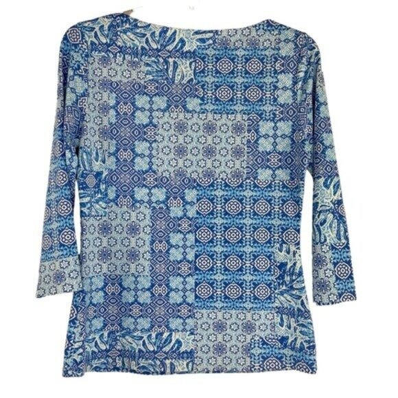 J Mclaughlin Wavesong Signature Tee Scuba Top in Blue and White Medallion Lane - Picture 6 of 6